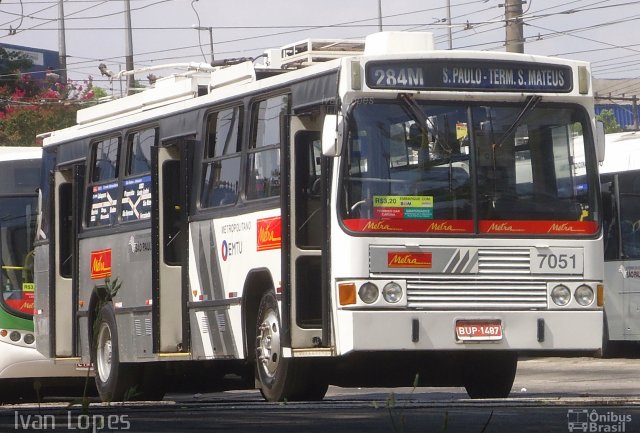 Metra - Sistema Metropolitano de Transporte 7051 na cidade de São Paulo, São Paulo, Brasil, por Ivan da Silva Lopes. Número da foto: #2294171.
