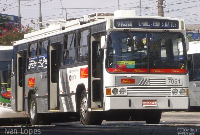 Metra - Sistema Metropolitano de Transporte 7051 na cidade de São Paulo, São Paulo, Brasil, por Ivan da Silva Lopes. ID da foto: 2294171.