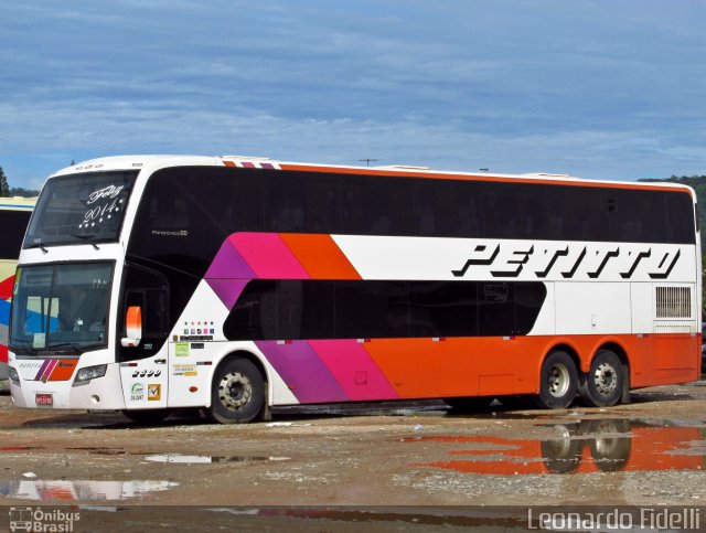 Transportadora Turística Petitto 2500 na cidade de Balneário Camboriú, Santa Catarina, Brasil, por Leonardo Fidelli. Número da foto: #2304552.