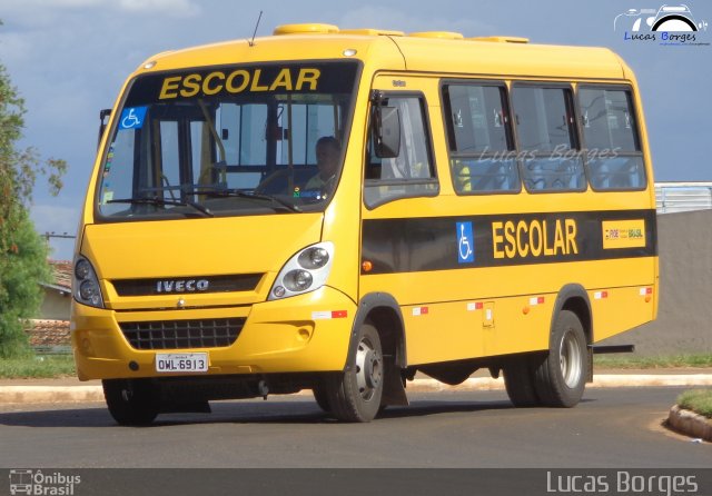 Escolares ARAXA na cidade de Araxá, Minas Gerais, Brasil, por Lucas Borges . Número da foto: #2308908.
