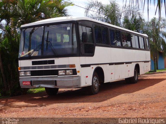 Ônibus Particulares  na cidade de Fronteira, Minas Gerais, Brasil, por Gabriel Rodrigues. Número da foto: #2308027.