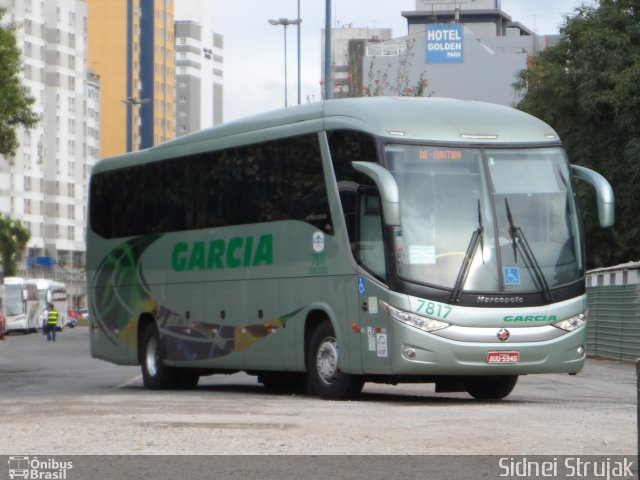 Viação Garcia 7817 na cidade de Curitiba, Paraná, Brasil, por Sidnei Machado Strujak. Número da foto: #2314254.