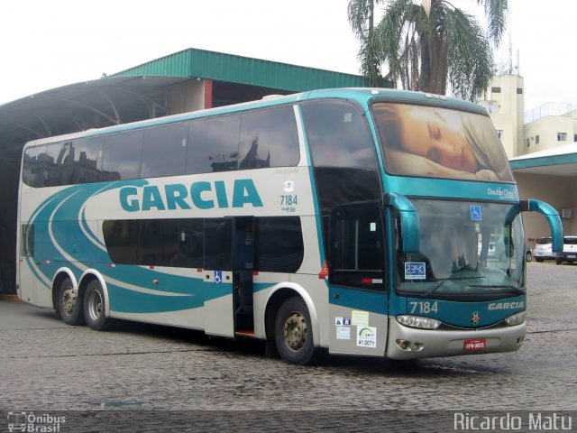 Viação Garcia 7184 na cidade de Curitiba, Paraná, Brasil, por Ricardo Matu. Número da foto: #2810230.