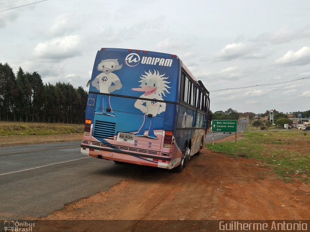 Ônibus Particulares  na cidade de Araxá, Minas Gerais, Brasil, por Guilherme Antonio. Número da foto: #2864677.