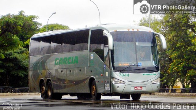 Viação Garcia 7044 na cidade de Maringá, Paraná, Brasil, por Victor Hugo Guedes Pereira. Número da foto: #2914596.