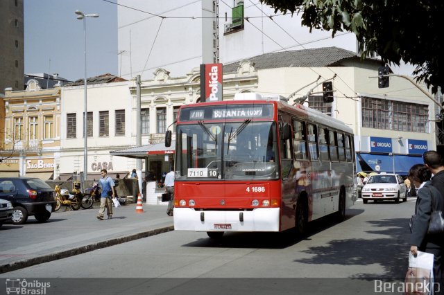 SPBus Transportes Coletivos 4 1686  na cidade de São Paulo, São Paulo, Brasil, por Caio  Takeda. Número da foto: #2945082.