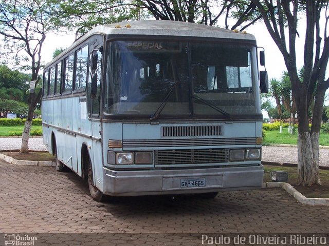 Ônibus Particulares 4665 na cidade de Martinho Campos, Minas Gerais, Brasil, por Paulo de Oliveira Ribeiro. ID da foto: 2985512.