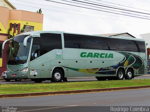 Viação Garcia 7044 na cidade de Londrina, Paraná, Brasil, por Rodrigo Coimbra. Número da foto: #2995853.