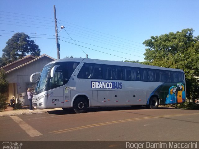Branco Bus Transportes 2013 na cidade de Dionísio Cerqueira, Santa Catarina, Brasil, por Roger Damim Maccarini. Número da foto: #3010417.
