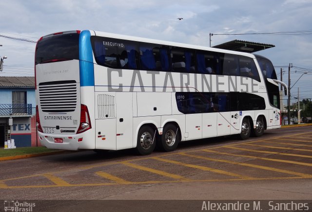 Auto Viação Catarinense 3525 na cidade de Cascavel, Paraná, Brasil, por Alexandre M.  Sanches. Número da foto: #3018953.