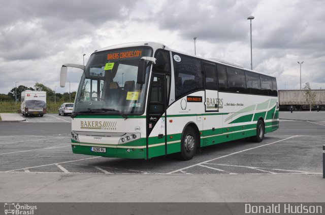 Bakers Coaches 202 na cidade de Wetherby, West Yorkshire, Inglaterra, por Donald Hudson. Número da foto: #2959164.