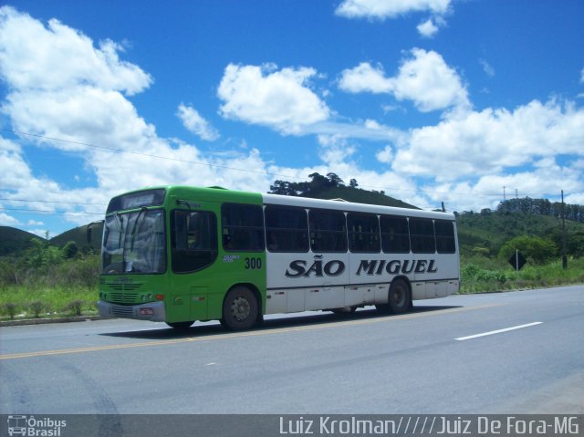 Viação São Miguel Santos Dumont 300 na cidade de Juiz de Fora, Minas Gerais, Brasil, por Luiz Krolman. Número da foto: #2358238.