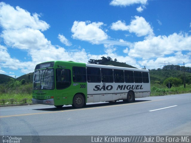 Viação São Miguel Santos Dumont 300 na cidade de Juiz de Fora, Minas Gerais, Brasil, por Luiz Krolman. ID da foto: 2358238.