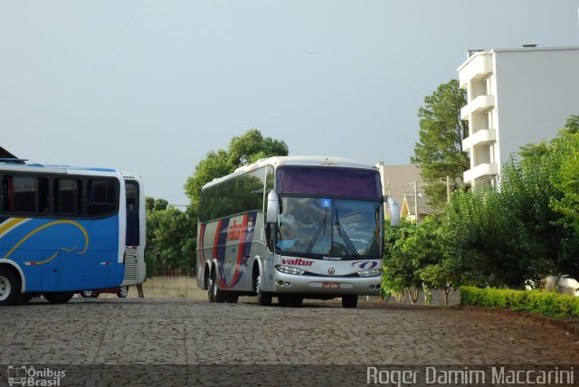 Valtur Turismo - Constantina Turismo Ltda(RS) 13000 na cidade de Realeza, Paraná, Brasil, por Roger Damim Maccarini. Número da foto: #2360584.