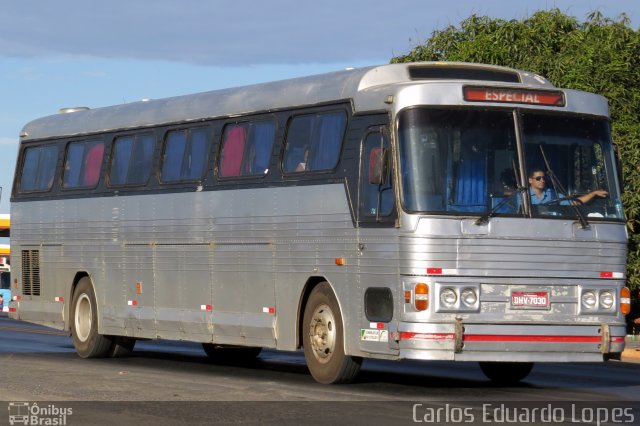 Ônibus Particulares 7030 na cidade de Francisco Sá, Minas Gerais, Brasil, por Carlos Eduardo Lopes. Número da foto: #2367939.
