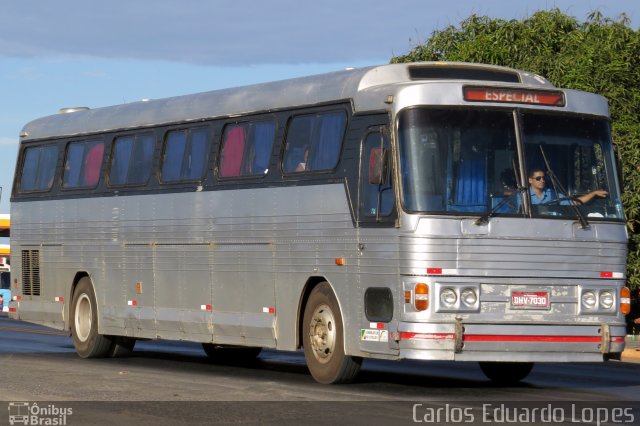 Ônibus Particulares 7030 na cidade de Francisco Sá, Minas Gerais, Brasil, por Carlos Eduardo Lopes. ID da foto: 2367939.