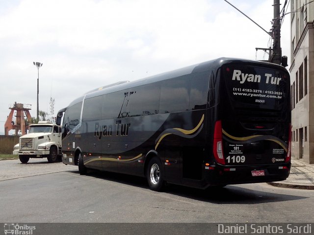 Ryan Tur 1109 na cidade de Santos, São Paulo, Brasil, por Daniel Santos Sardi. Número da foto: #2372502.