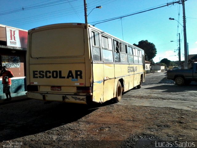 Escolares 3946 na cidade de Jequitaí, Minas Gerais, Brasil, por Lucas Santos. Número da foto: #2377299.