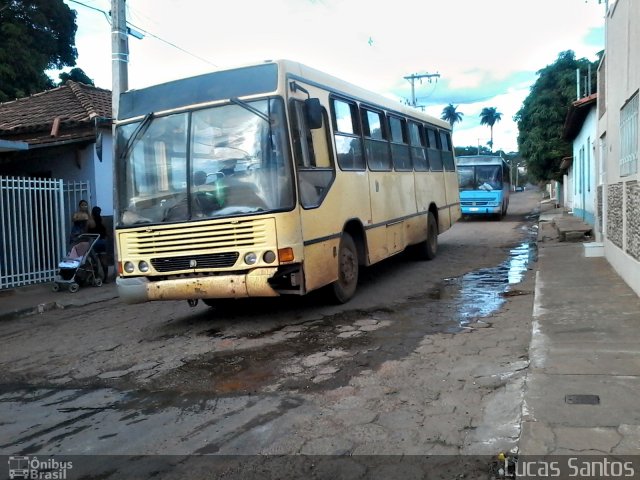 Ônibus Particulares 5875 na cidade de Jequitaí, Minas Gerais, Brasil, por Lucas Santos. Número da foto: #2378879.