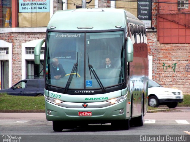 Viação Garcia 7677 na cidade de Curitiba, Paraná, Brasil, por Eduardo Benetti . Número da foto: #2381328.