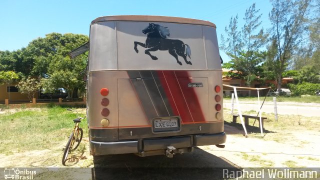 Ônibus Particulares 8889 na cidade de Imbituba, Santa Catarina, Brasil, por Raphael Wollmann. Número da foto: #2351103.