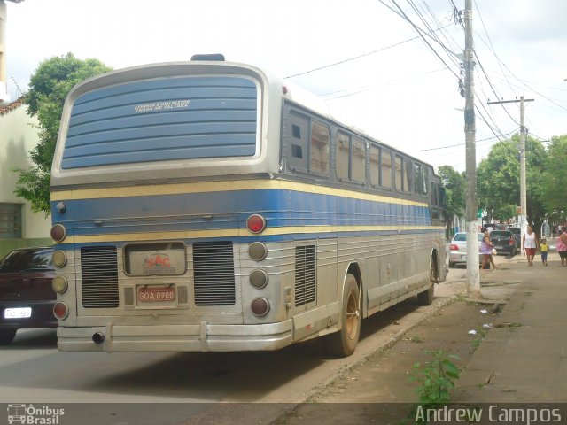 Ônibus Particulares 2000 na cidade de Pirapora, Minas Gerais, Brasil, por Andrew Campos. Número da foto: #2412940.