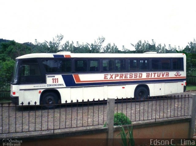 Expresso Bituva 111 na cidade de Irati, Paraná, Brasil, por Edson C.   Lima. Número da foto: #2409458.