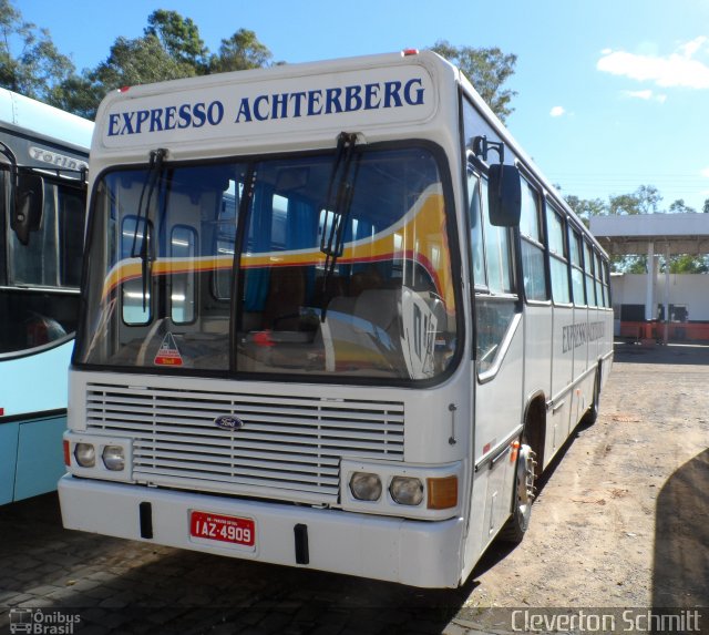 Expresso Achterberg 002 na cidade de Paraíso do Sul, Rio Grande do Sul, Brasil, por Cleverton Schmitt. Número da foto: #2500081.