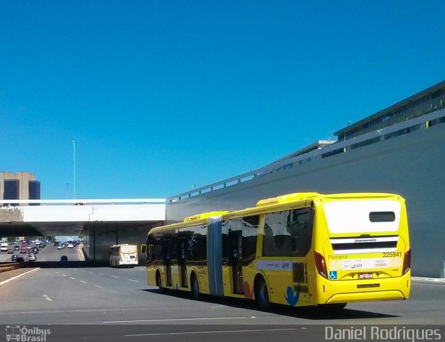 Viação Pioneira 225941 na cidade de Brasília, Distrito Federal, Brasil, por Daniel Rodrigues. Número da foto: #2508242.