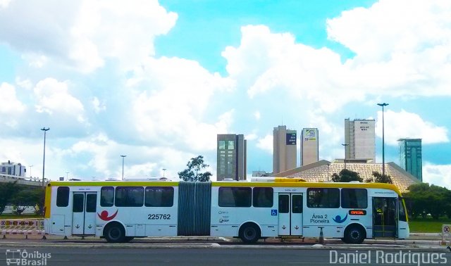 Viação Pioneira 225762 na cidade de Brasília, Distrito Federal, Brasil, por Daniel Rodrigues. Número da foto: #2469837.