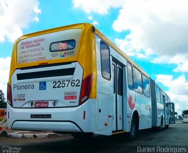 Viação Pioneira 225762 na cidade de Brasília, Distrito Federal, Brasil, por Daniel Rodrigues. Número da foto: #2469835.