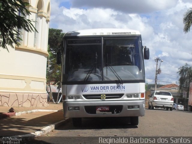 Ônibus Particulares 7795 na cidade de Martinho Campos, Minas Gerais, Brasil, por Reginaldo Barbosa dos Santos. Número da foto: #2529274.