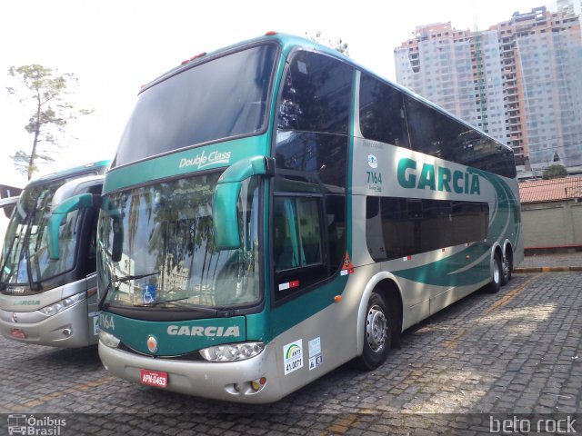 Viação Garcia 7164 na cidade de Curitiba, Paraná, Brasil, por Alberto Selinke. Número da foto: #2538447.