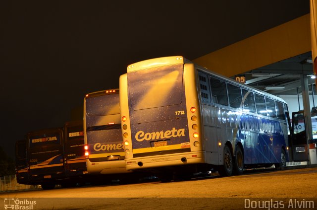 Viação Cometa 7712 na cidade de Mogi das Cruzes, São Paulo, Brasil, por Douglas Alvim. ID da foto: 2582191.