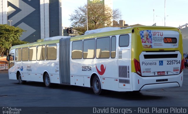 Viação Pioneira 225754 na cidade de Brasília, Distrito Federal, Brasil, por David Borges. Número da foto: #2583939.