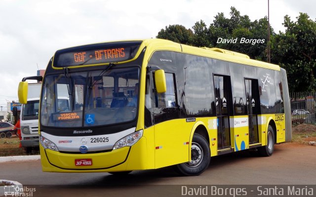 Viação Pioneira 226025 na cidade de Santa Maria, Distrito Federal, Brasil, por David Borges. Número da foto: #2586902.