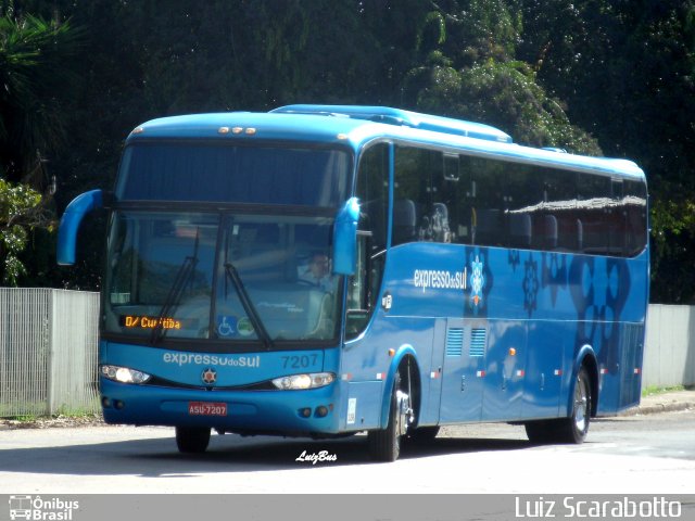 Expresso do Sul 7207 na cidade de Curitiba, Paraná, Brasil, por Luiz Scarabotto . Número da foto: #2595477.