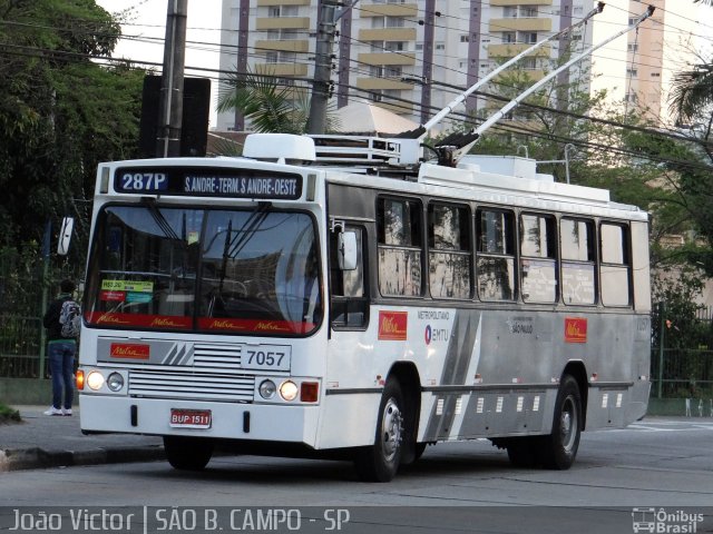 Metra - Sistema Metropolitano de Transporte 7057 na cidade de São Bernardo do Campo, São Paulo, Brasil, por João Victor. ID da foto: 2610948.