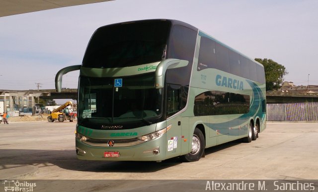 Viação Garcia 7117 na cidade de Curitiba, Paraná, Brasil, por Alexandre M.  Sanches. Número da foto: #2612537.
