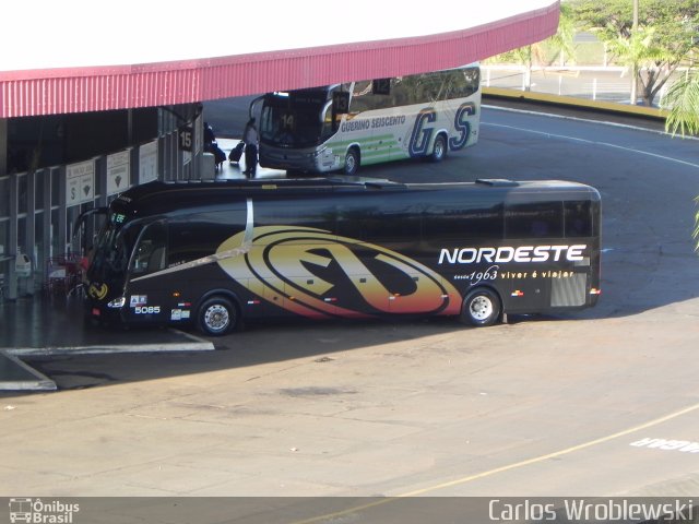 Expresso Nordeste 5085 na cidade de Londrina, Paraná, Brasil, por Carlos Wroblewski. Número da foto: #2614753.