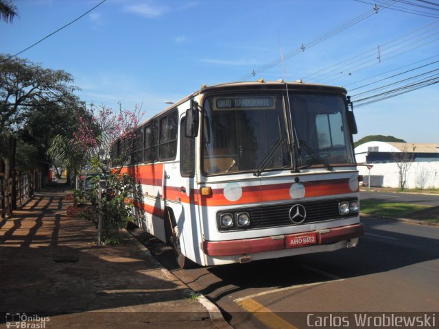 Ônibus Particulares 8652 na cidade de Londrina, Paraná, Brasil, por Carlos Wroblewski. Número da foto: #2617763.