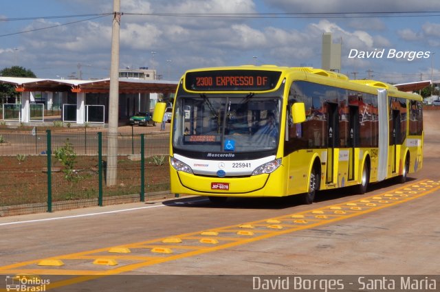 Viação Pioneira 225941 na cidade de Santa Maria, Distrito Federal, Brasil, por David Borges. Número da foto: #2571255.