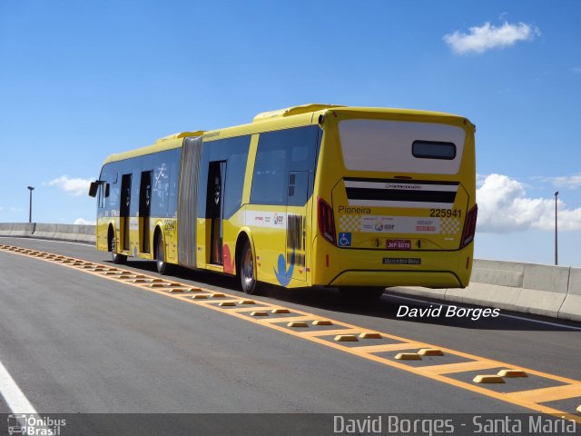 Viação Pioneira 225941 na cidade de Santa Maria, Distrito Federal, Brasil, por David Borges. Número da foto: #2572812.