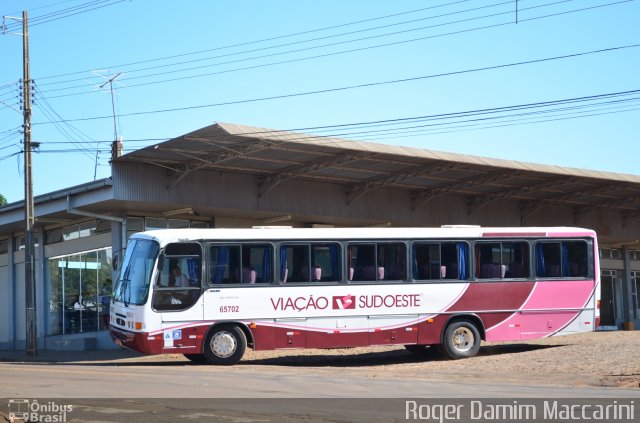 Sudoeste Transportes 65702 na cidade de Realeza, Paraná, Brasil, por Roger Damim Maccarini. Número da foto: #2640318.