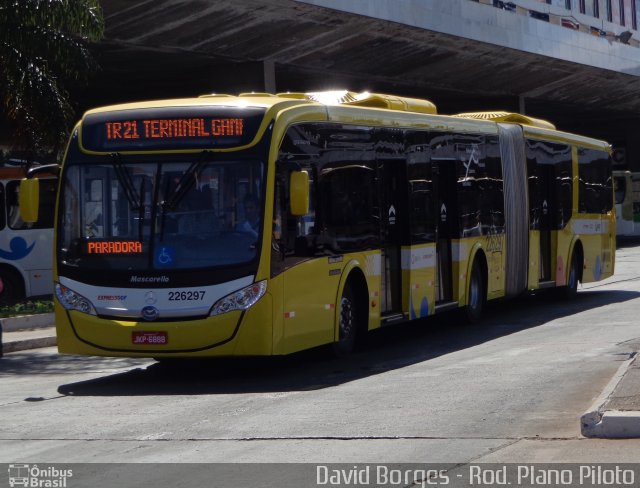 Viação Pioneira 226297 na cidade de Brasília, Distrito Federal, Brasil, por David Borges. ID da foto: 2622279.