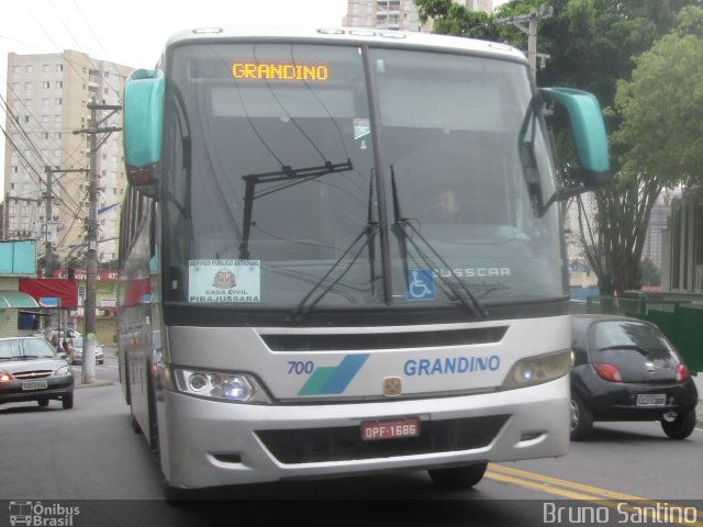 Grandino Transportes 700 na cidade de Taboão da Serra, São Paulo, Brasil, por Bruno Santino. Número da foto: #2705976.