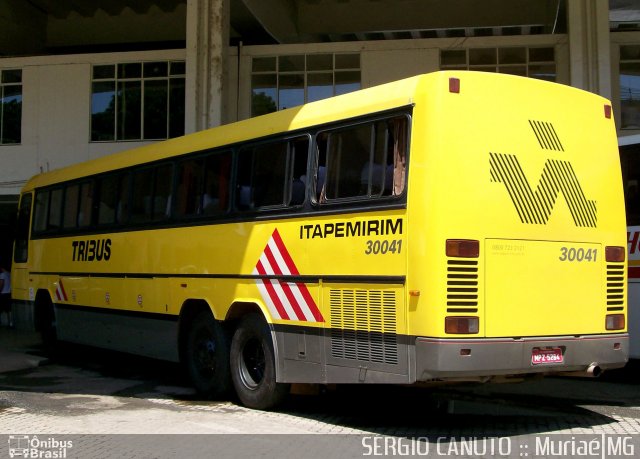 Viação Itapemirim 30041 na cidade de Muriaé, Minas Gerais, Brasil, por Sérgio A.  B.  Canuto. ID da foto: 2710031.