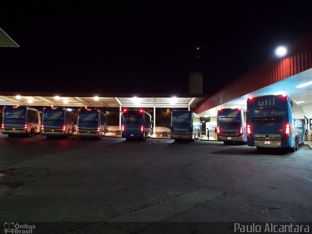 UTIL - União Transporte Interestadual de Luxo 2302 na cidade de Guaratinguetá, São Paulo, Brasil, por Paulo Alcantara. Número da foto: #2684197.