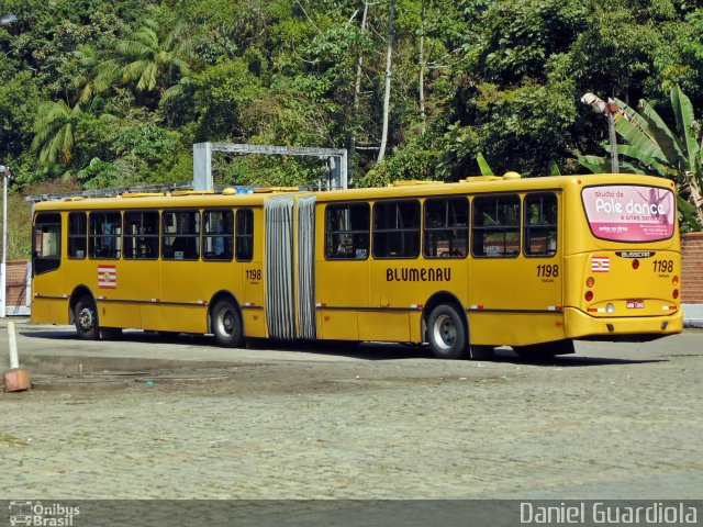 Empresa Nossa Senhora da Glória 1198 na cidade de Blumenau, Santa Catarina, Brasil, por Daniel Guardiola. Número da foto: #2743227.
