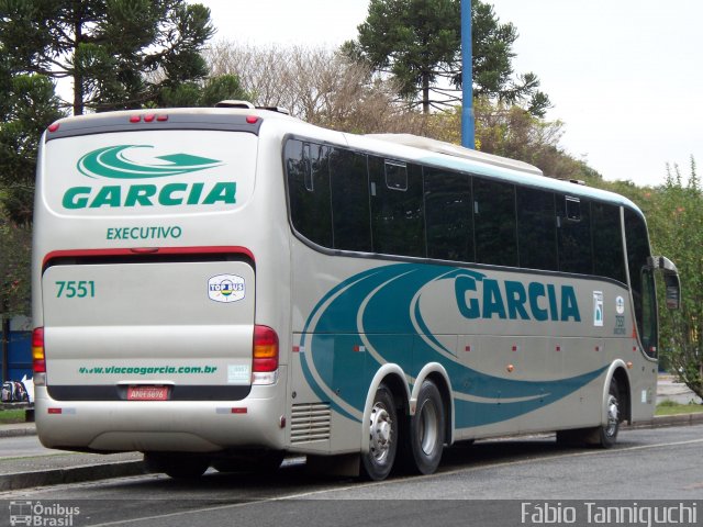 Viação Garcia 7551 na cidade de Curitiba, Paraná, Brasil, por Fábio Takahashi Tanniguchi. Número da foto: #2692346.